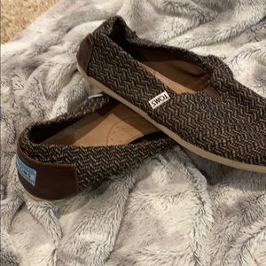 Toms brown slip on shoes nice condition womens 9.5